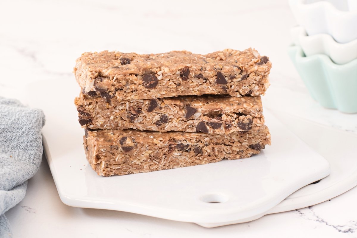 Barritas de proteína caseras en el plato