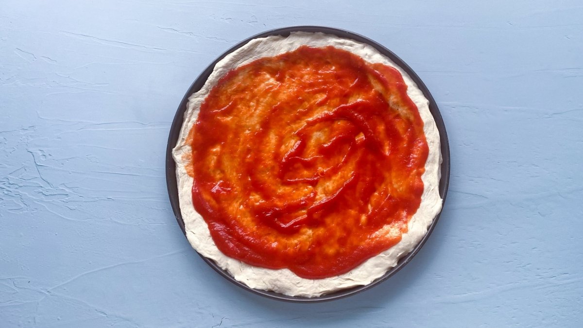 Base de pizza con salsa de tomate casera