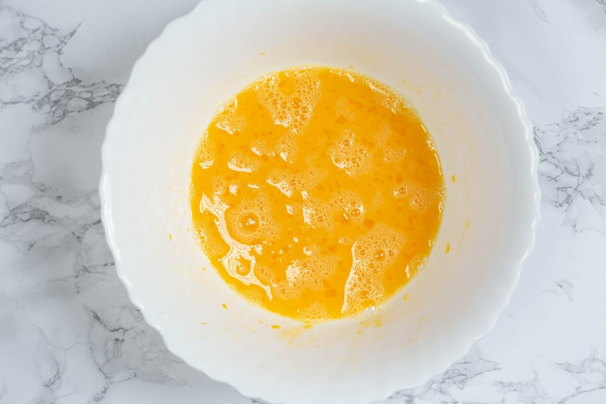 Bate los huevos con el azúcar, el limón y la sal