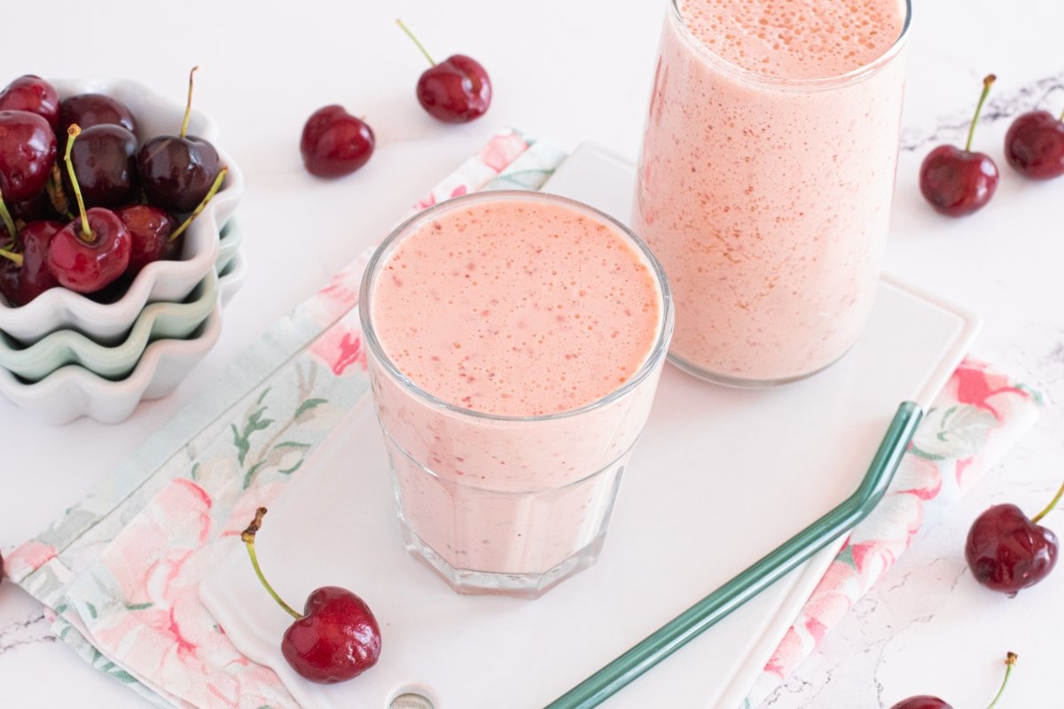 Batido de cerezas en el vaso