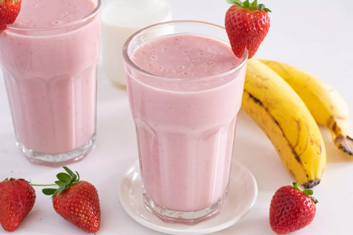 Batido de fresa y plátano en el vaso