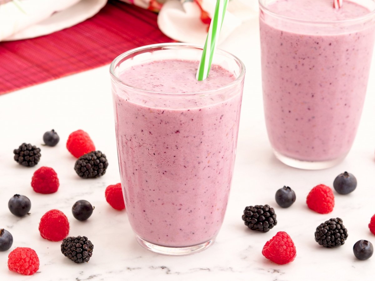 Batido de frutos rojos listo para servir
