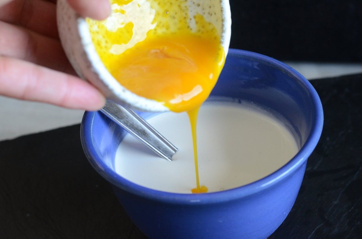 Beating the egg with the cream