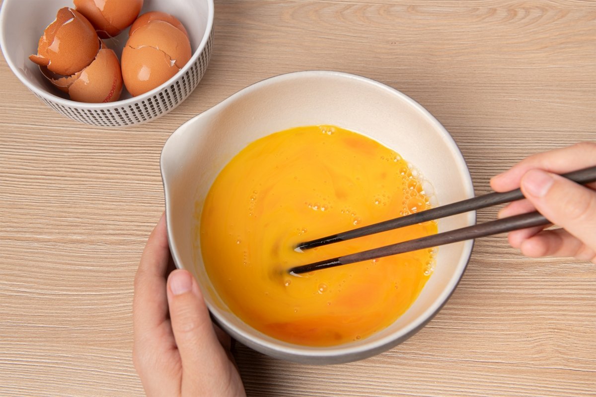 Batiendo huevos para hacer tamagoyaki