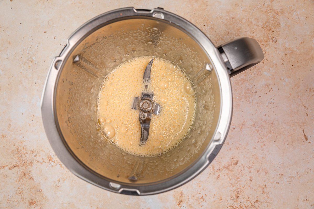 Batiendo huevos para la tarta de manzana con Thermomix