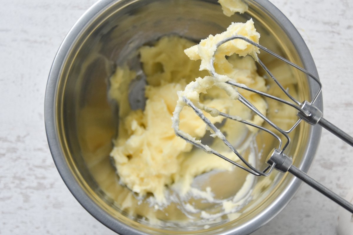 Batiendo la mantequilla con el azúcar