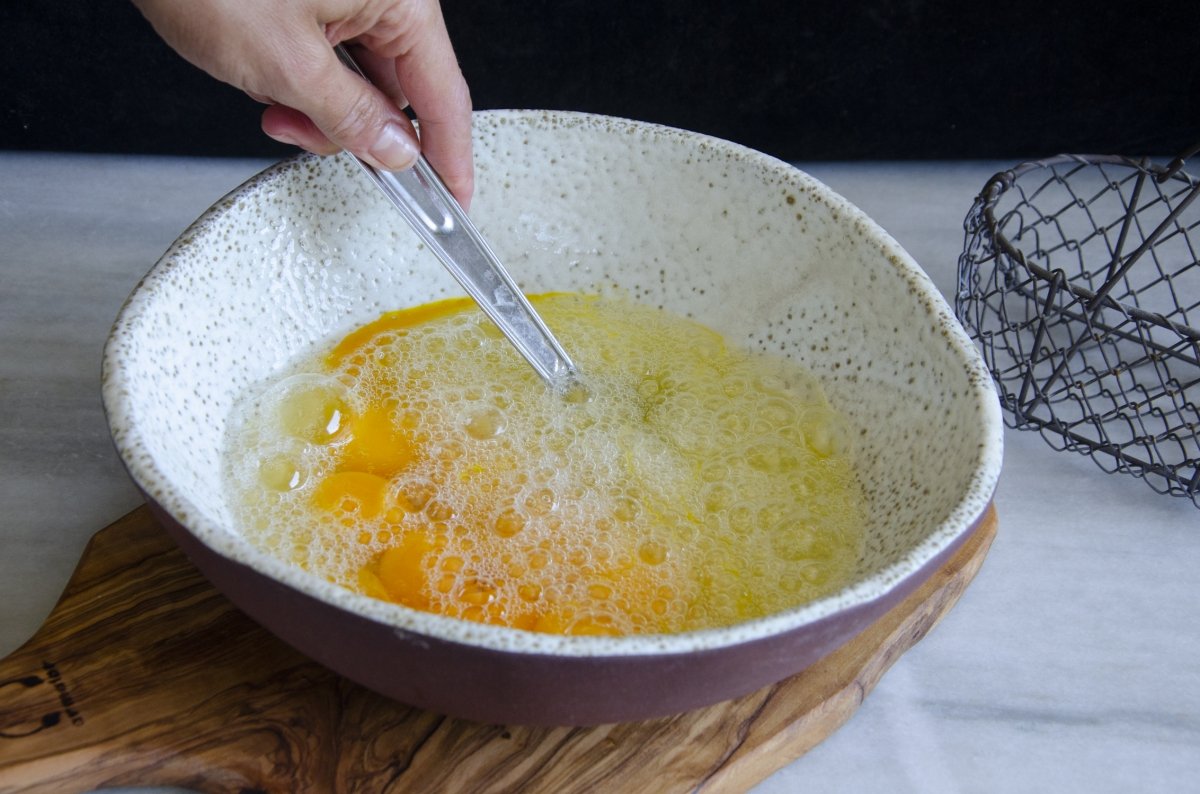 Batiendo los huevos para la tortilla de betanzos