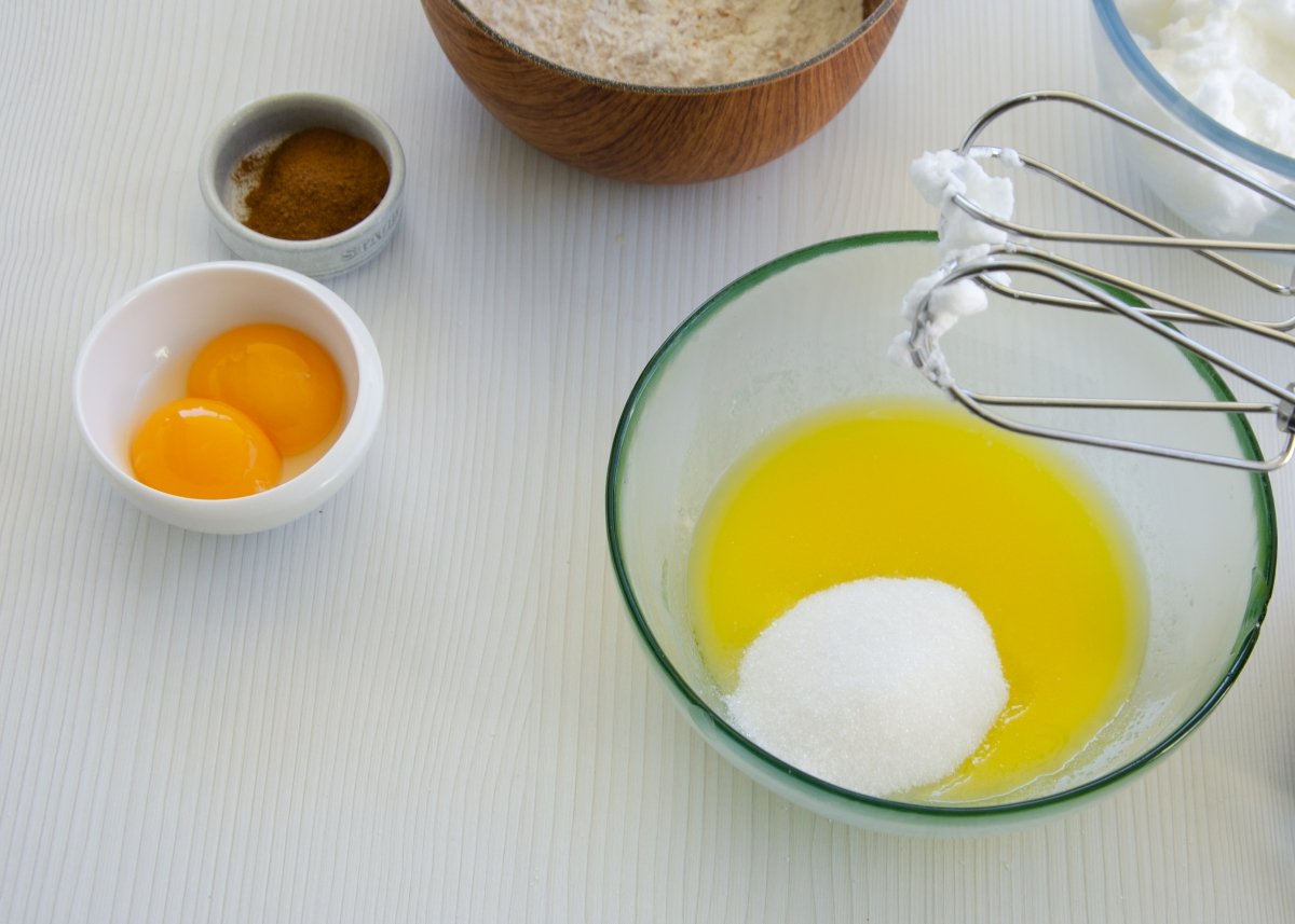 Batiendo los ingredientes para hacer lenguas de gato