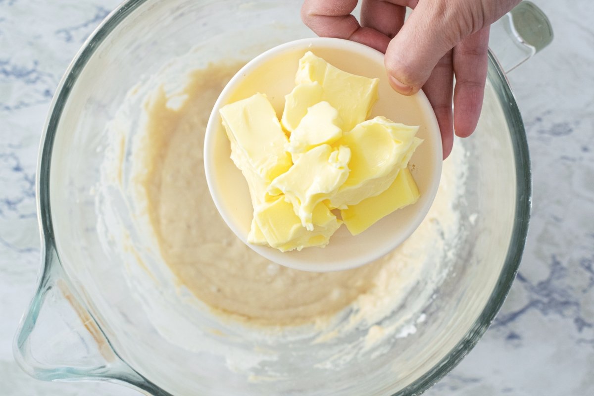 Batiendo mantequilla para los gofres