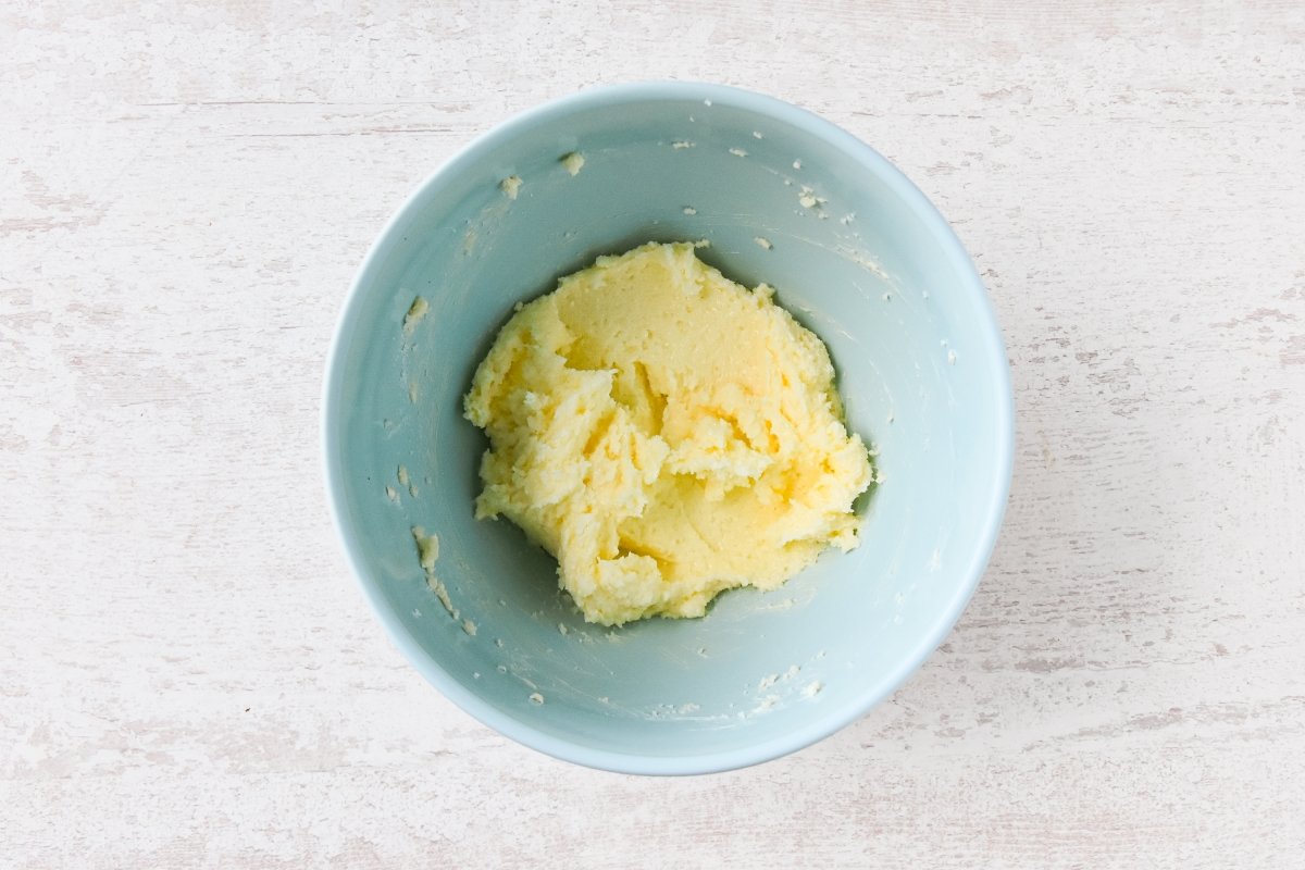 Batimos con las varillas la mantequilla con el azúcar