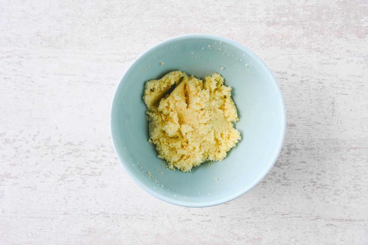 Batimos el azúcar con la mantequilla y la ralladura de naranja para preparar el bizcocho