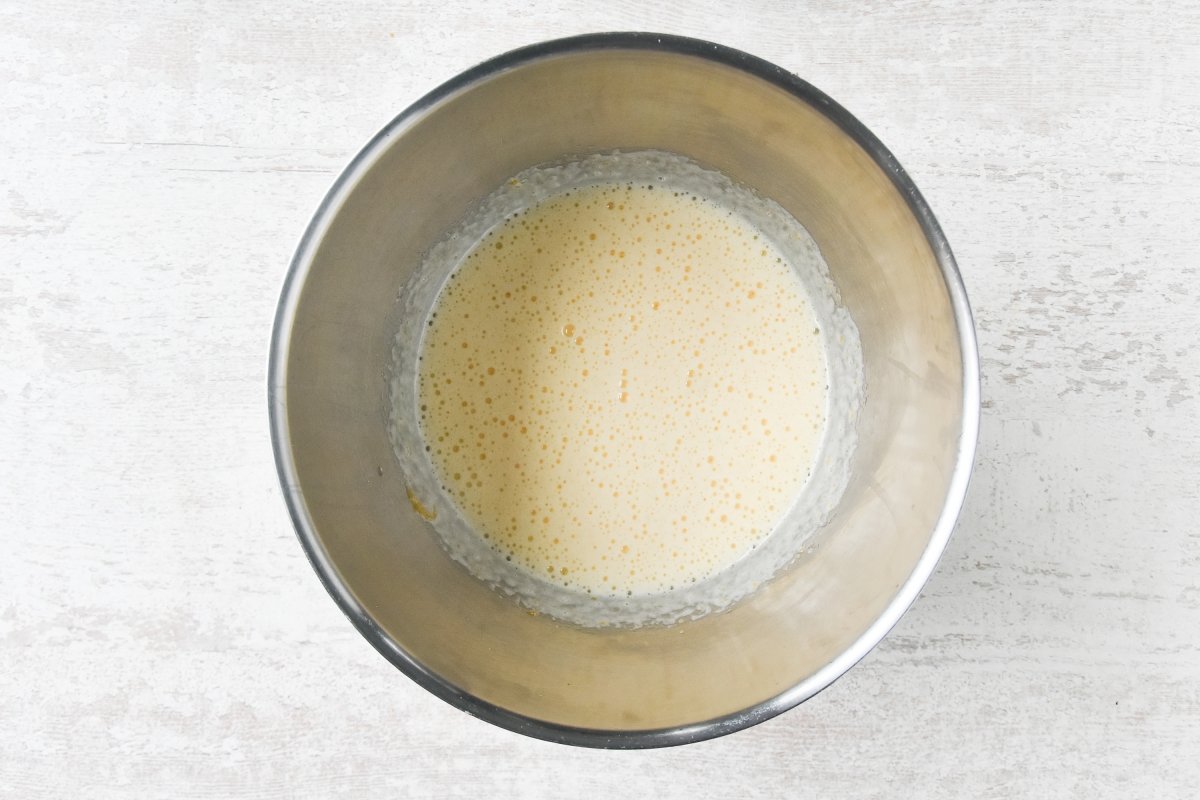Batimos el azúcar con los huevos para el bizcocho de mascarpone