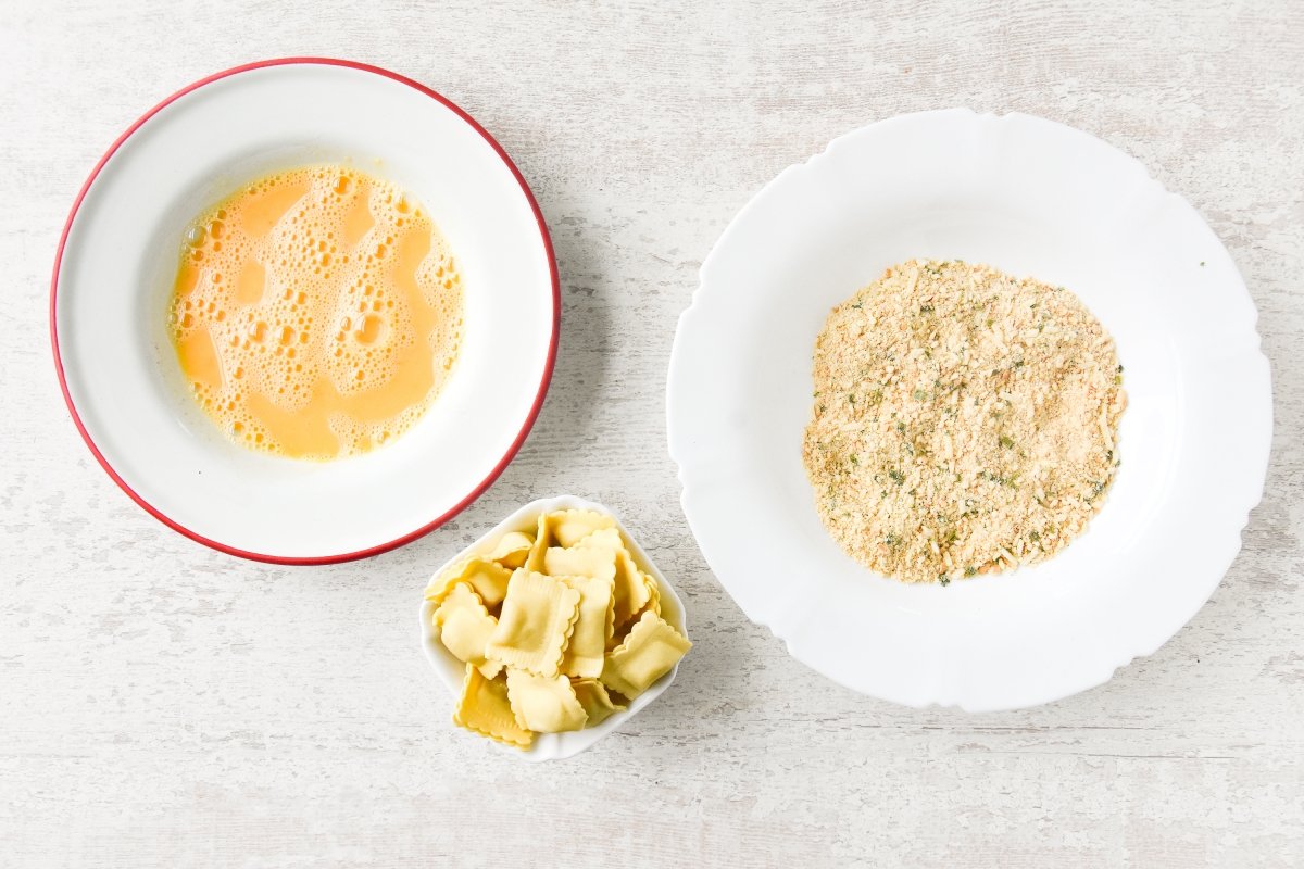 Batimos el huevo y mezclamos el pan rallado con el queso y las hierbas