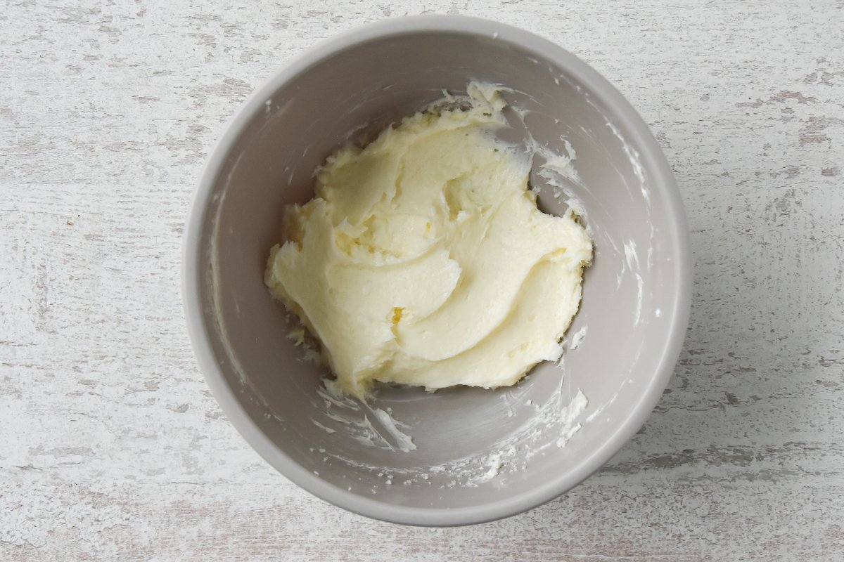 Batimos el queso con el azúcar para la tarta de moras