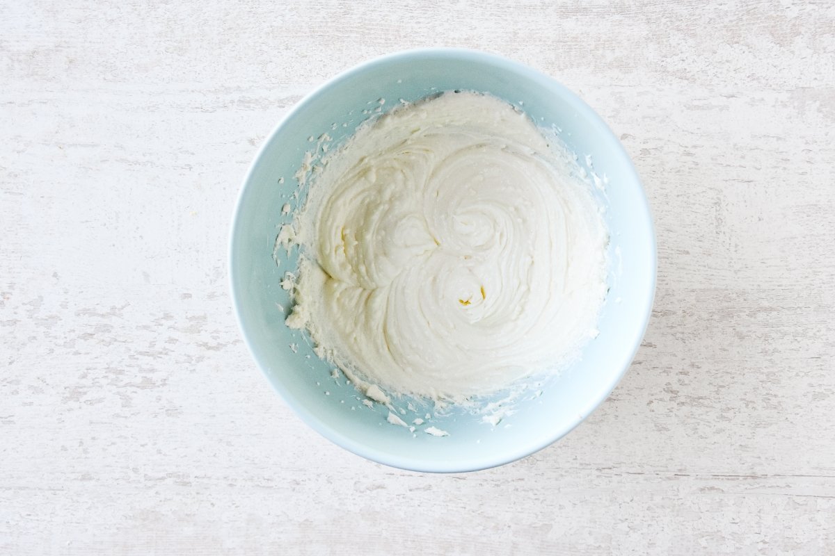 Batimos el queso crema con el azúcar para la tarta de queso al microondas