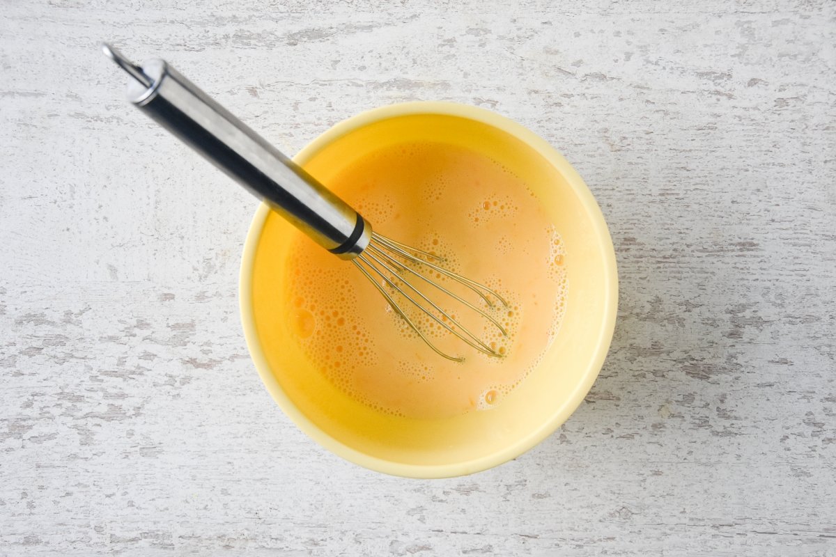 Batimos la leche con los huevos en otro cuenco