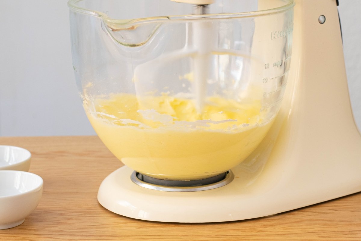 Batimos la mantequilla con el azúcar glas de la tarta de galletas y crema de café