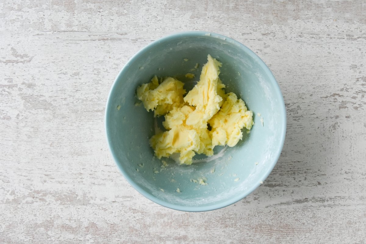 Batimos la mantequilla con el azúcar glas y la sal para preparar las galletas