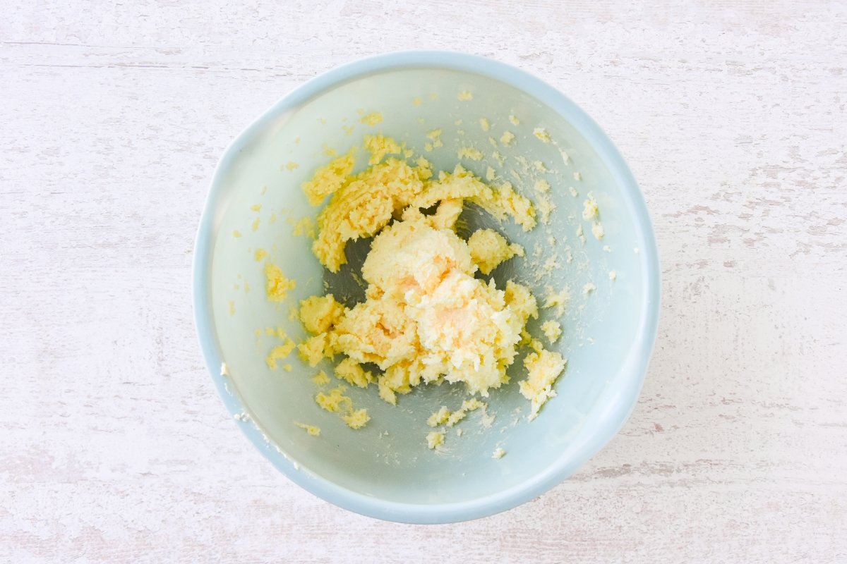 Batimos la mantequilla con el azúcar para la masa de los gofres sin gluten