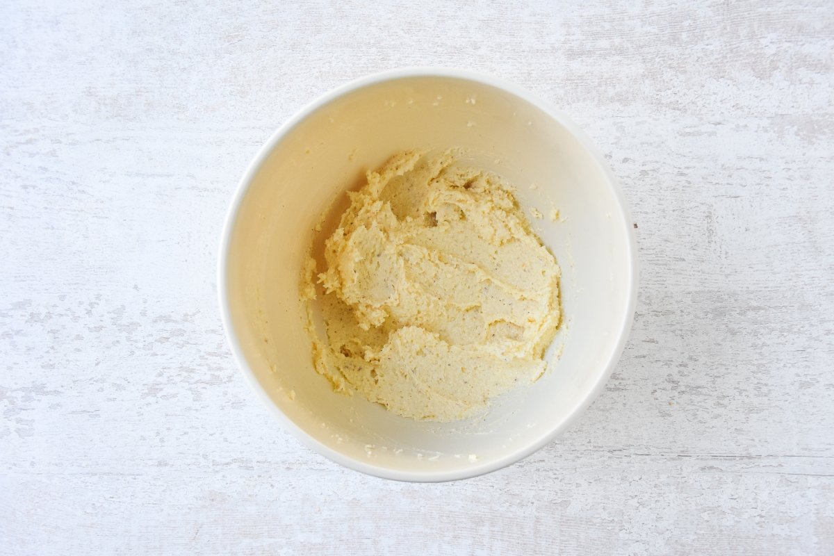 Batimos la mantequilla con el azúcar y la ralladura de limón