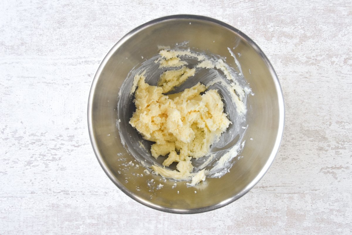 Batimos la mantequilla con los dos tipos de azúcar para preparar el boterkoek