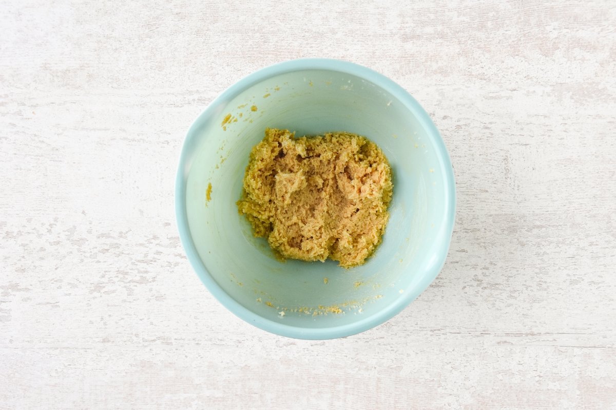 Batimos la mantequilla con los dos tipos de azúcar para preparar la masa de las cookies