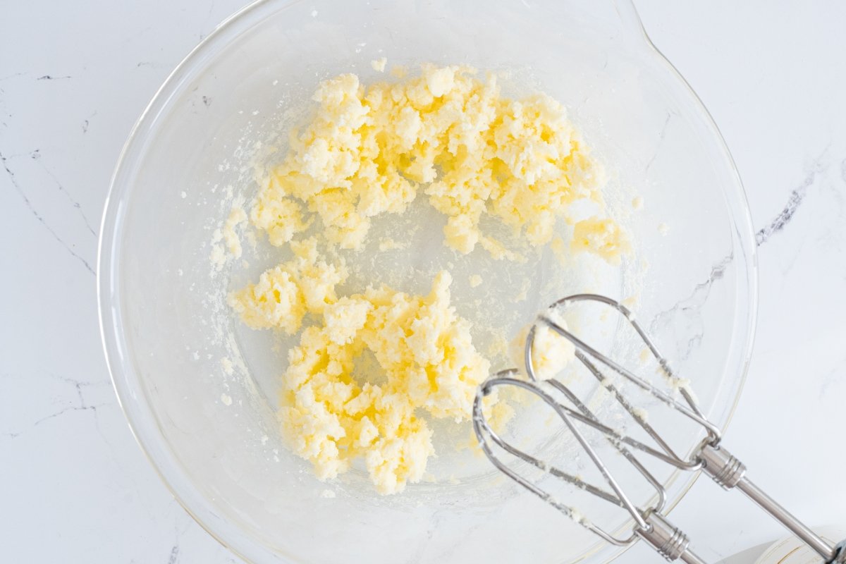 Batimos la mantequilla y el azúcar blanco