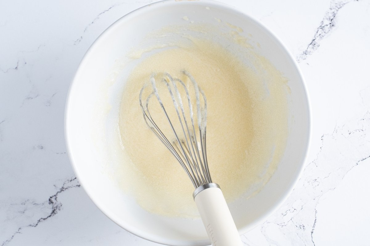 Batimos la mantequilla y el azúcar de la kladdkaka