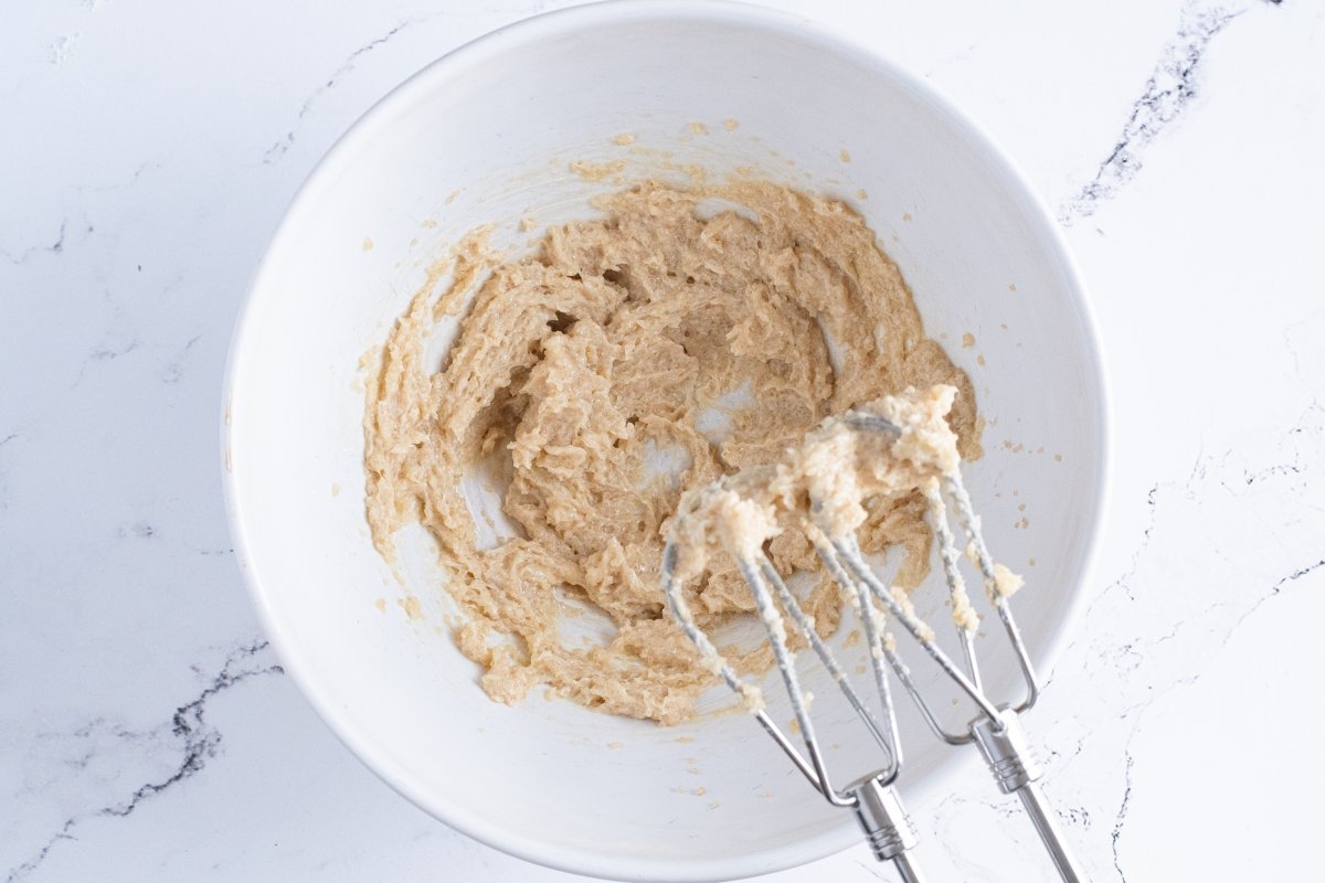 Batimos la mantequilla y el azúcar moreno