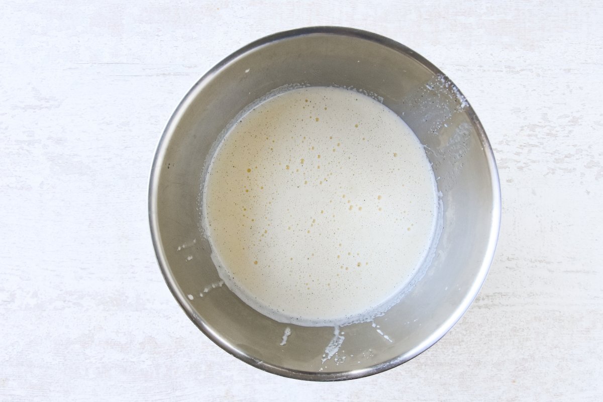 Batimos la mezcla de huevos con la leche caliente