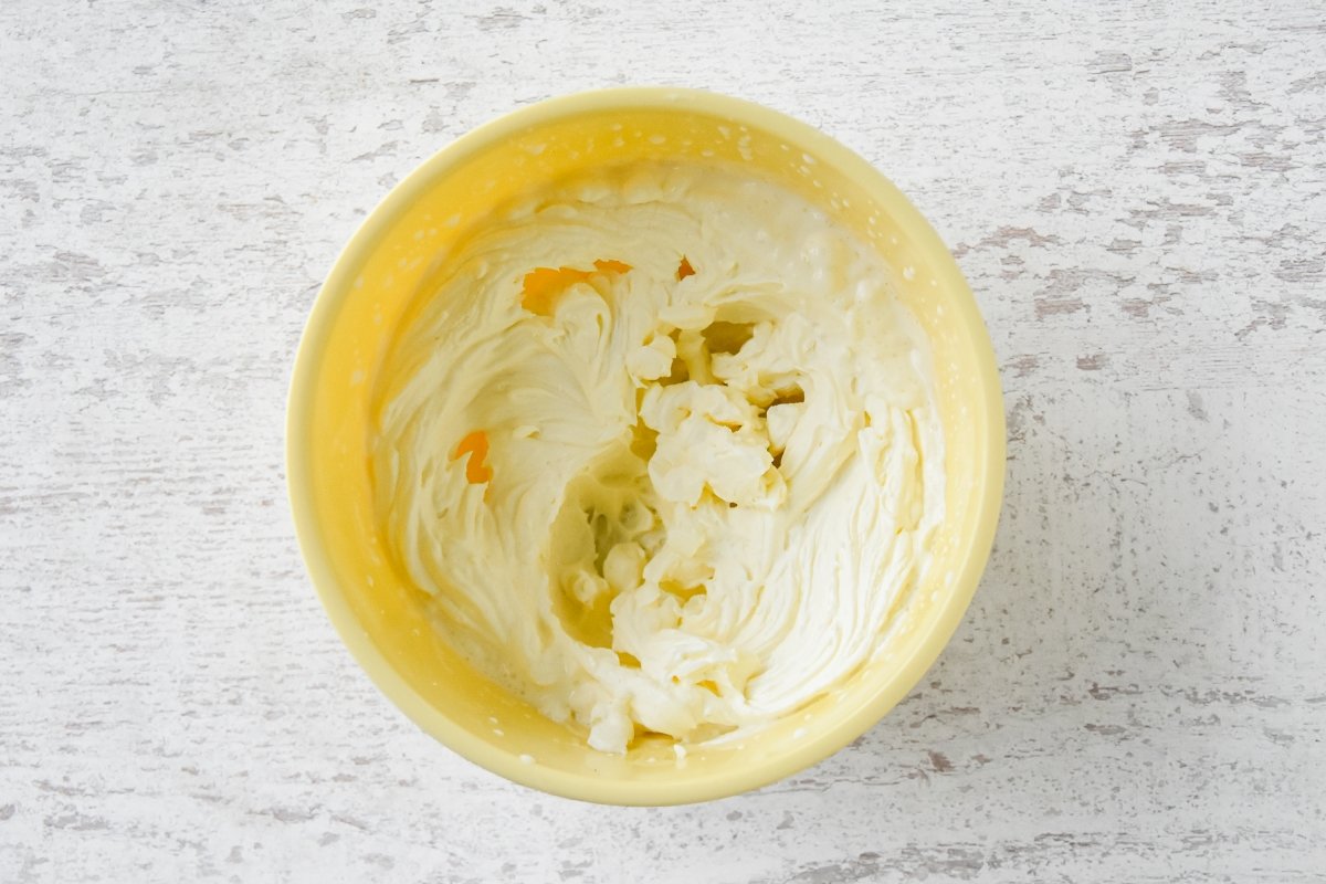 Batimos la nata con el mascarpone y el azúcar