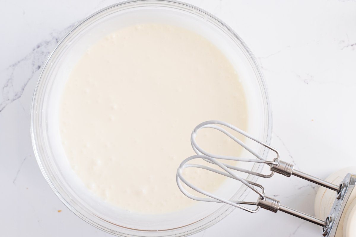 Batimos la nata y la leche condensada