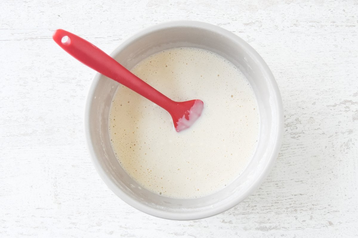 Batimos la yema con el agua, la leche, la levadura, la harina y la sal