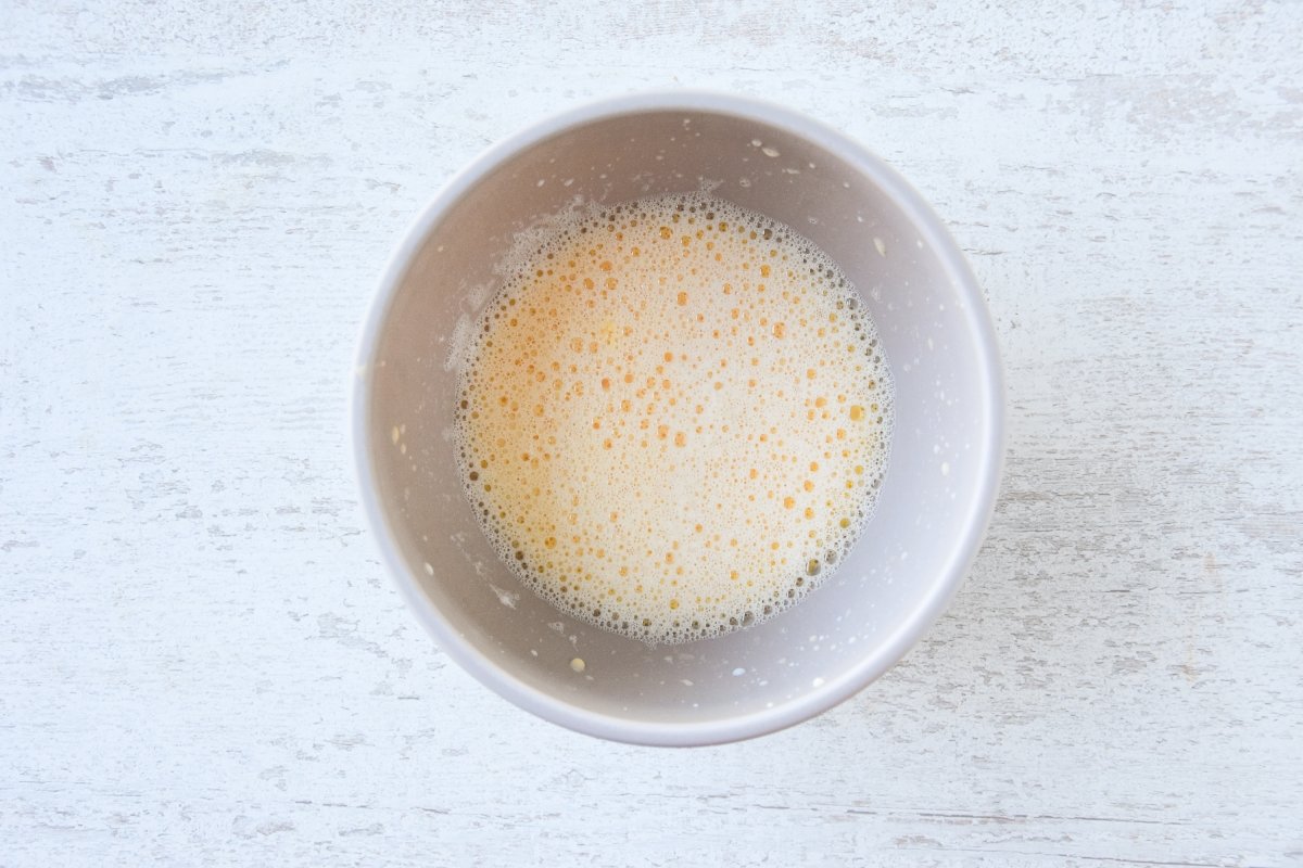 Batimos las yemas con leche, azúcar y extracto de vainilla