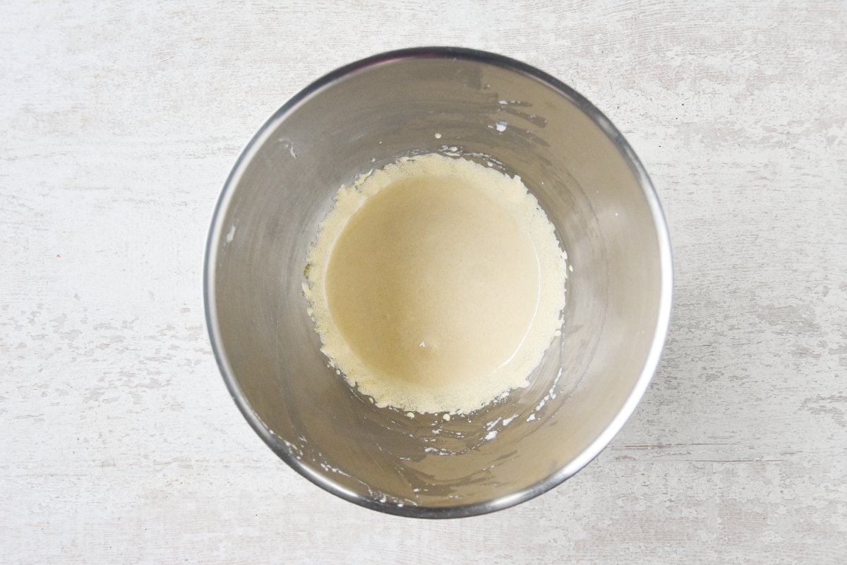 Batimos las yemas de huevo con el azúcar