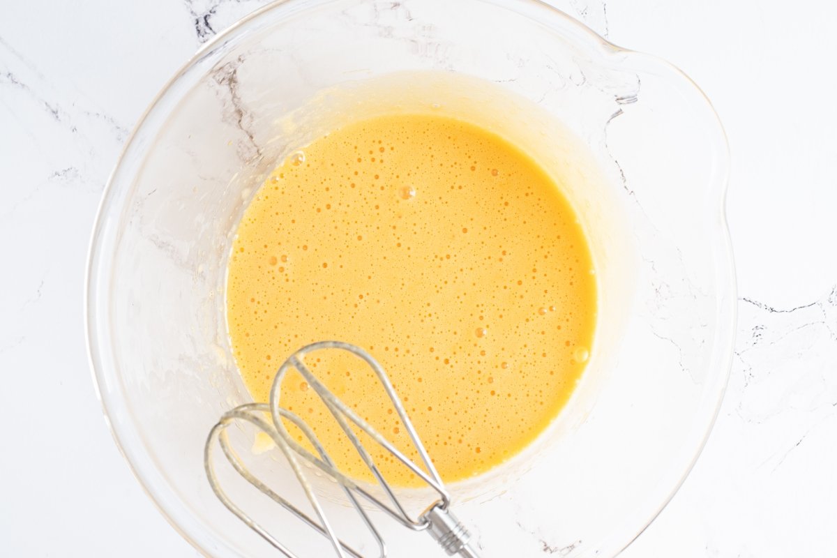 Batimos las yemas de los huevos mole