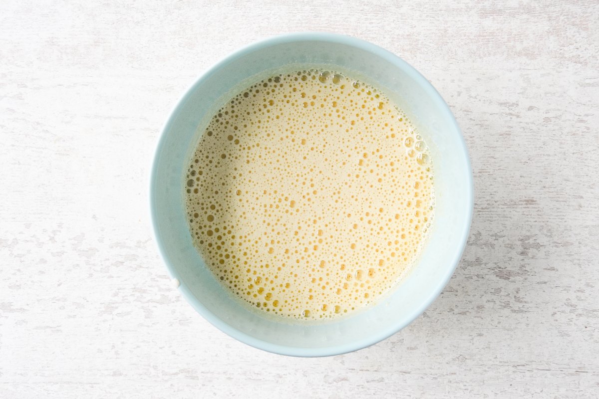 Batimos los huevos con el azúcar para la masa del bizcocho de boniato