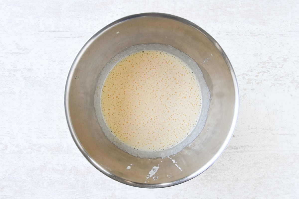Batimos los huevos con el azúcar para preparar el bizcocho de leche caliente