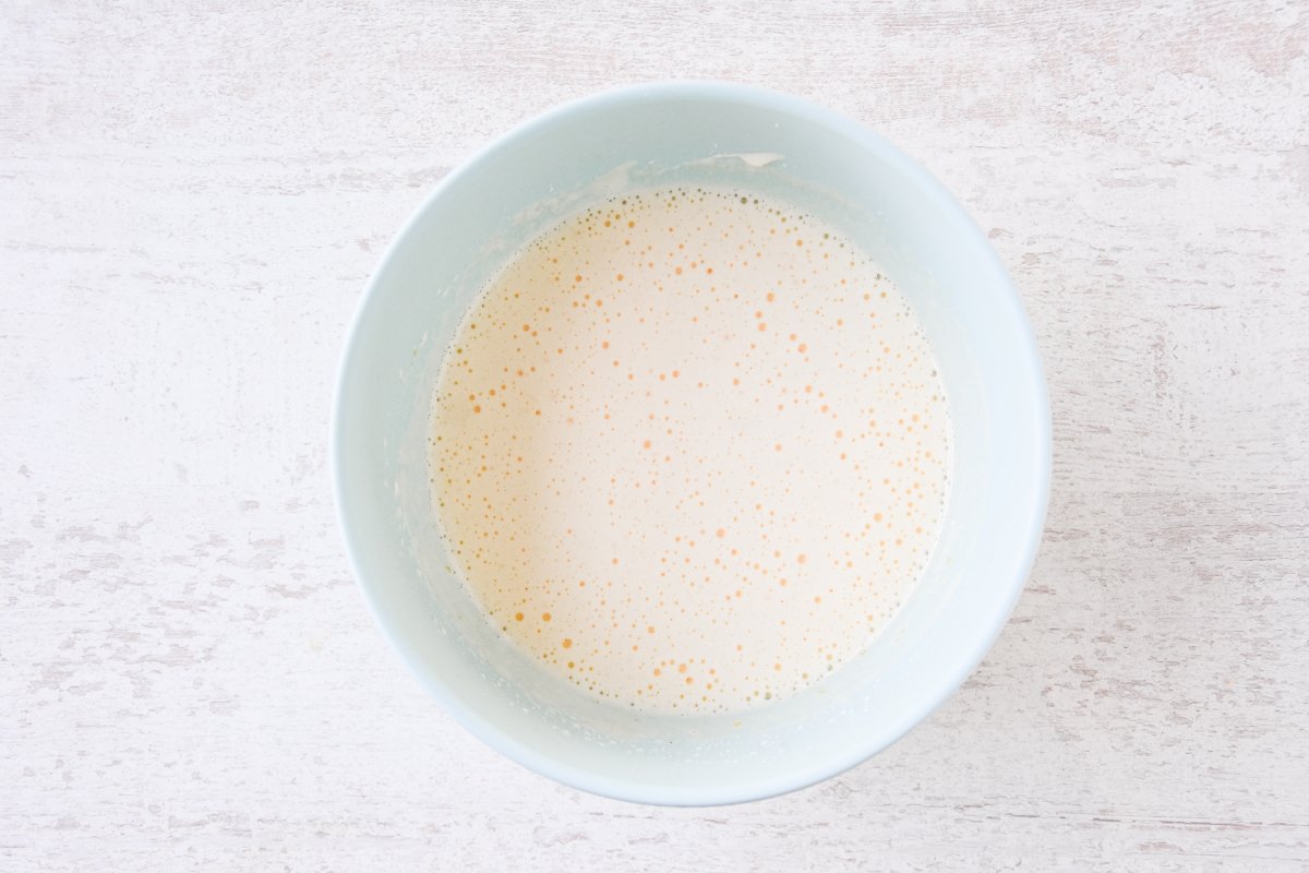 Batimos los huevos con el azúcar para preparar el bizcocho plancha