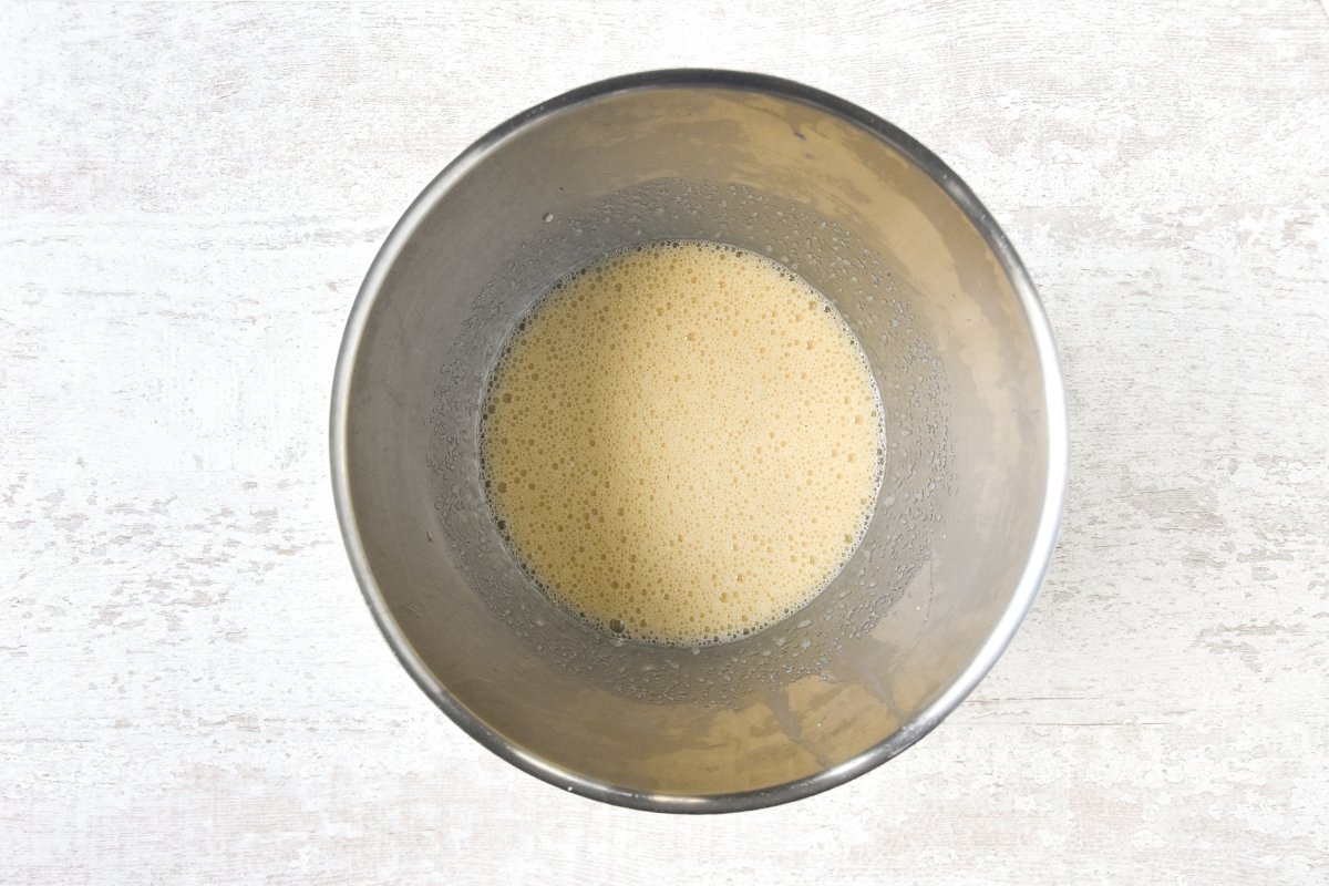 Batimos los huevos con el azúcar y la canela