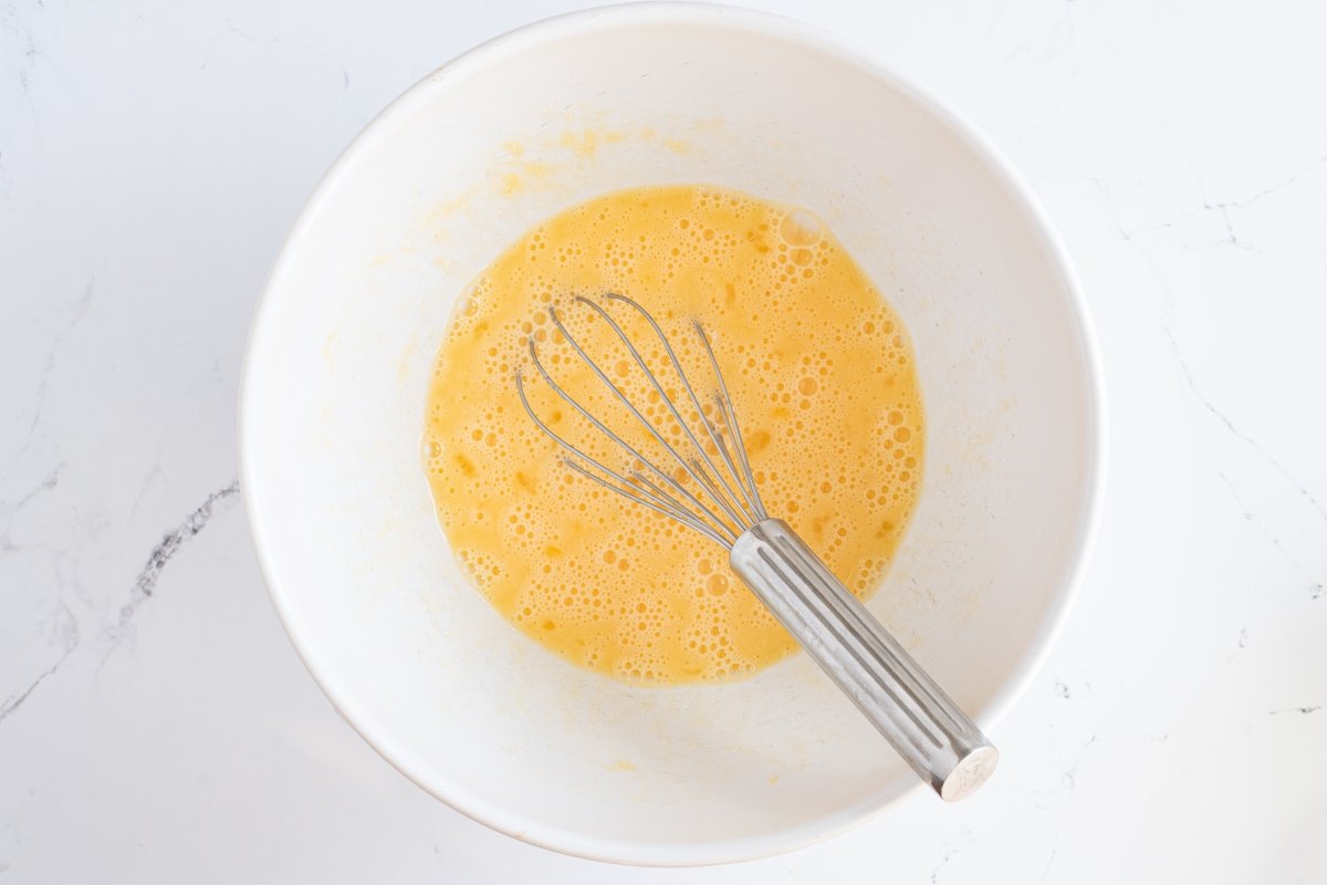 Batimos los huevos con la leche y el endulzante