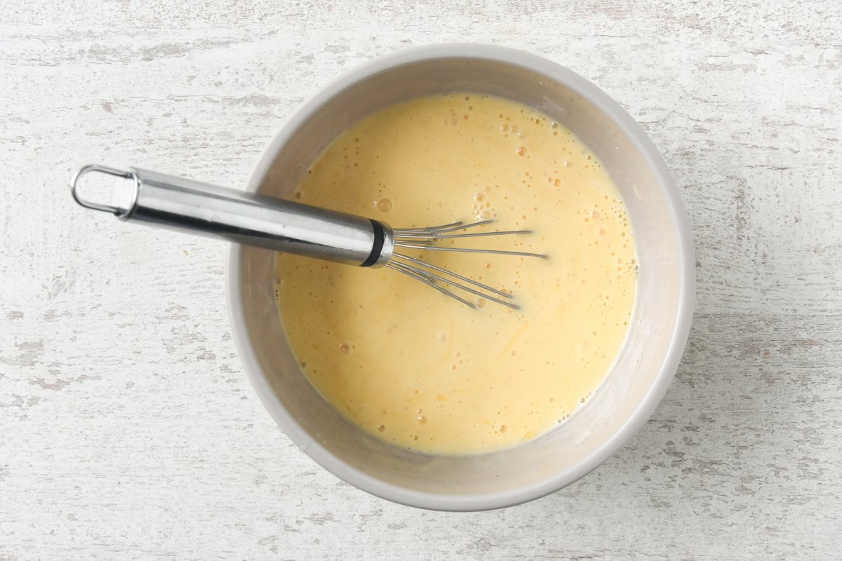 Batimos los huevos con la nata para la tarta salada