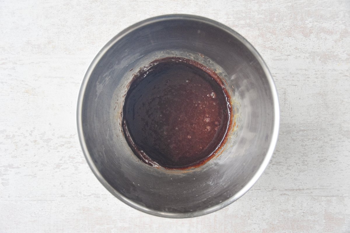 Batimos los huevos con la Nutella, el azúcar moreno y el extracto