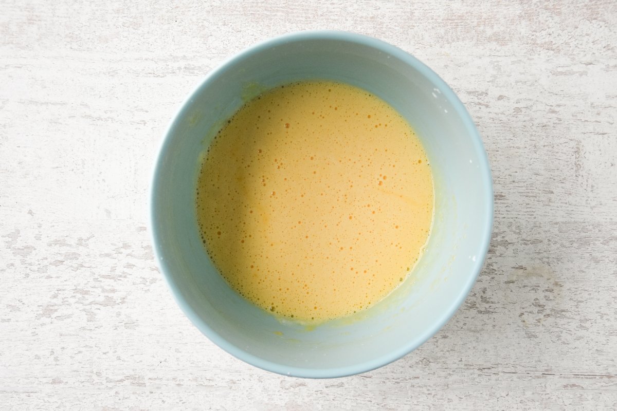 Batimos los huevos con las yemas, el azúcar y la maicena