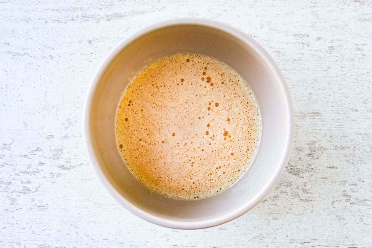 Batimos los huevos con un poco de sal para hacer la tortilla