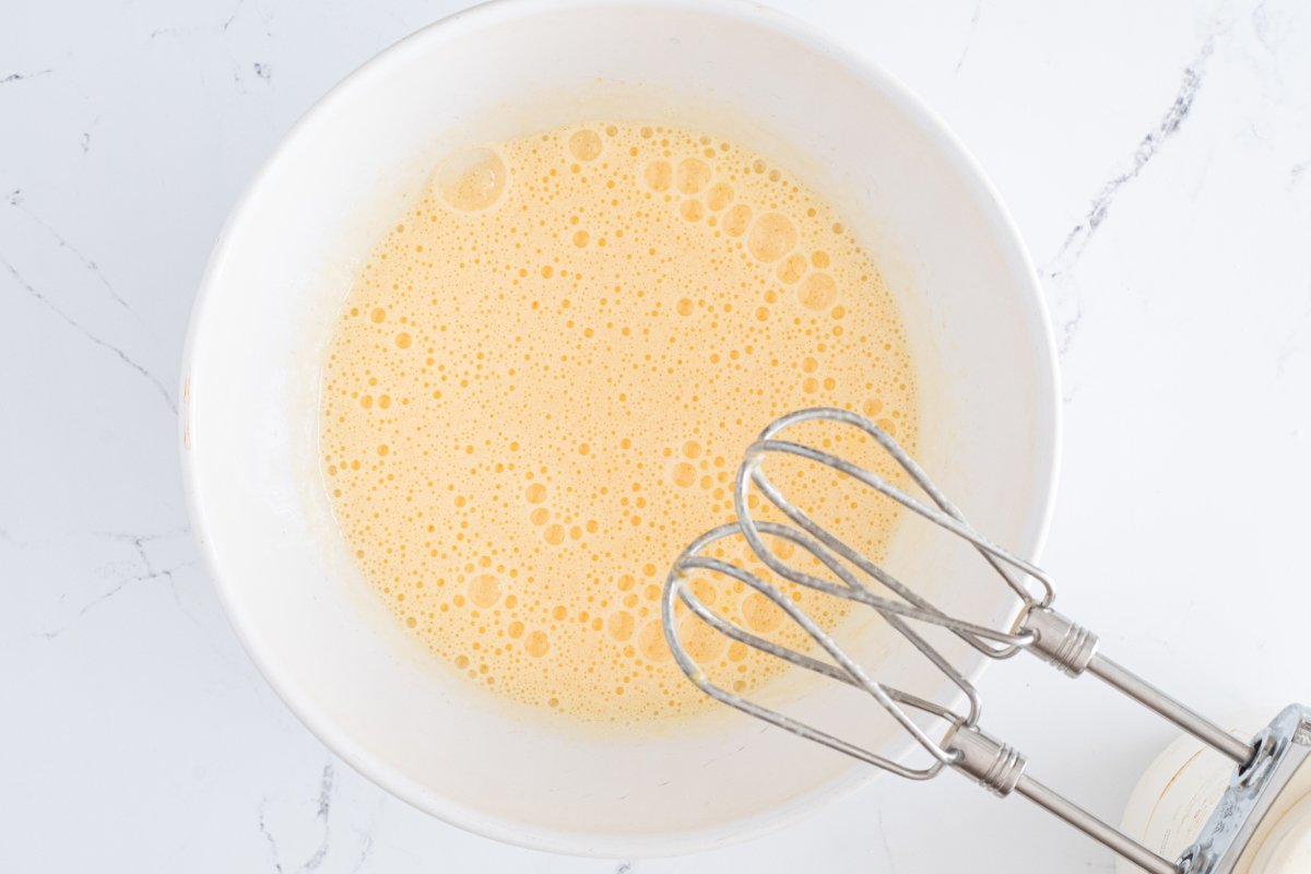 Batimos los huevos de las magdalenas de mantequilla