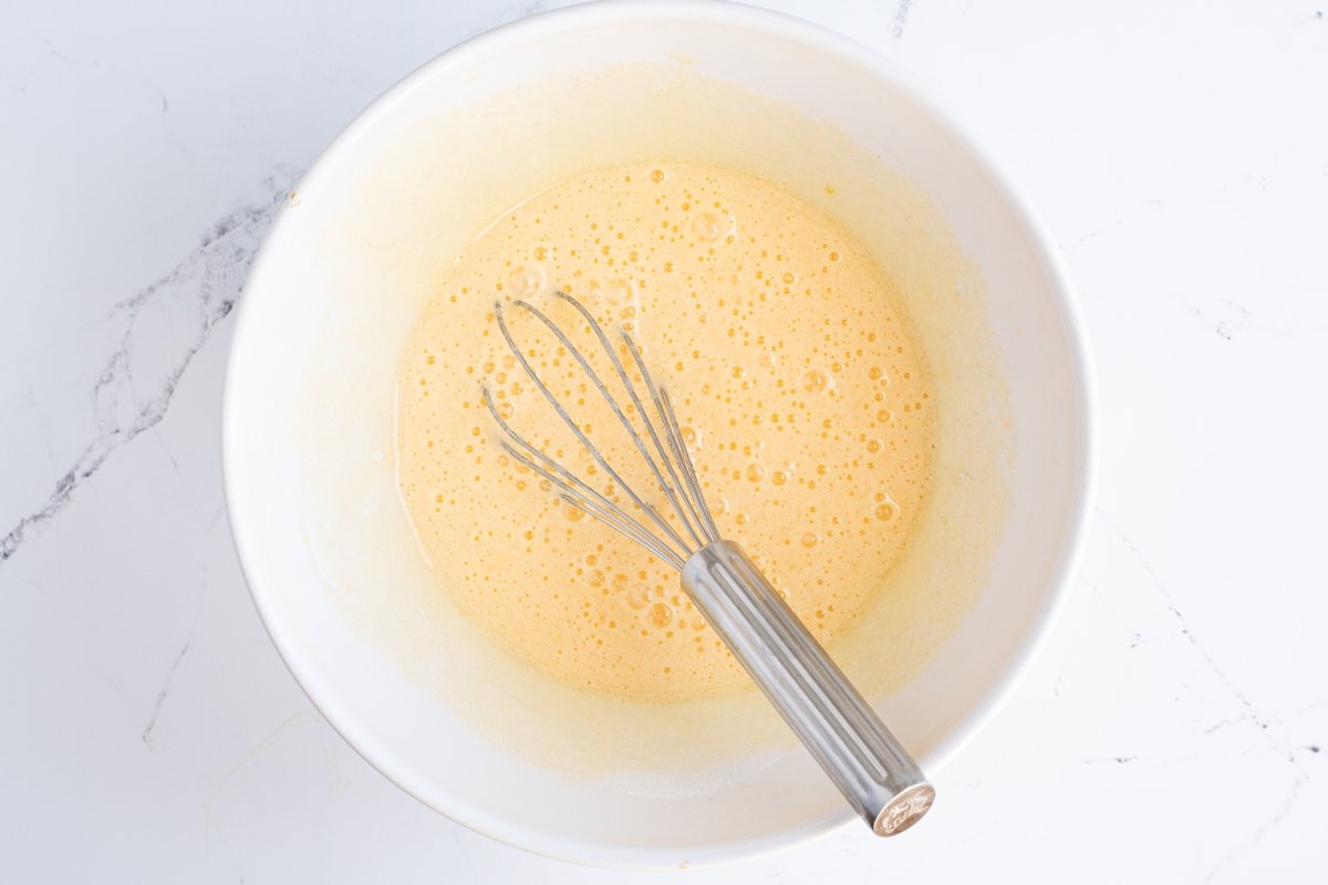 Batimos los huevos de los cannelés