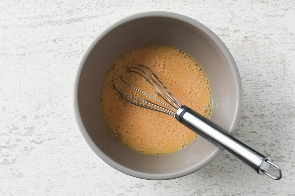 Batimos los huevos para preparar la tortilla con patatas de bolsa