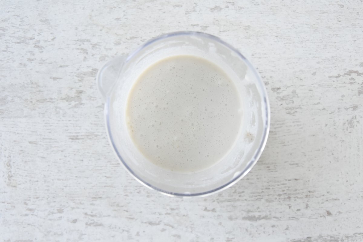 Batimos los ingredientes de los crepes sin huevo