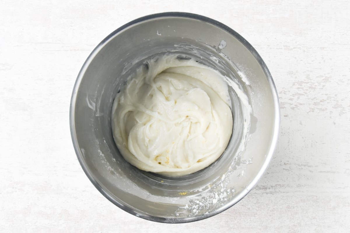 Batimos los ingredientes del bizcocho de yogur sin huevo
